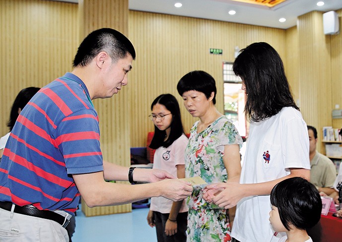 8月26日下午，我集團(tuán)在橋頭鎮(zhèn)第三小學(xué)舉行了2019年助學(xué)金發(fā)放儀式，21名橋頭籍貧困家庭大學(xué)生獲得資助。