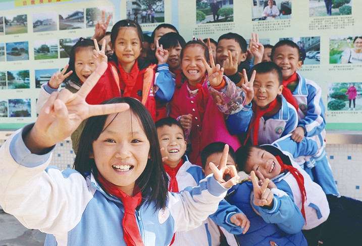 12月5日至16日、12日至13日，集團(tuán)分別委派總裁辦公室主任蔣永林及集團(tuán)品牌管理部總經(jīng)理李啟清，會(huì)同廣東省教育基金會(huì)許懷升秘書長、副秘書長雷國增等相關(guān)領(lǐng)導(dǎo)，一起前往我集團(tuán)捐建的學(xué)校，為優(yōu)秀師生和家庭