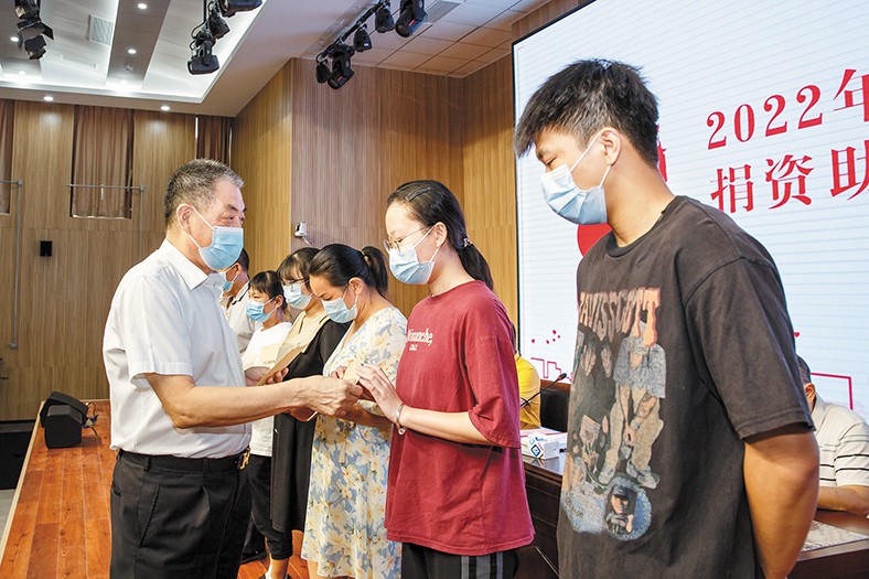 8月29日，我集團(tuán)在橋頭鎮(zhèn)中心小學(xué)舉行了2022年捐資助學(xué)金發(fā)放儀式，向22名橋頭籍困難家庭在讀大學(xué)生發(fā)放助學(xué)金16.88萬元。