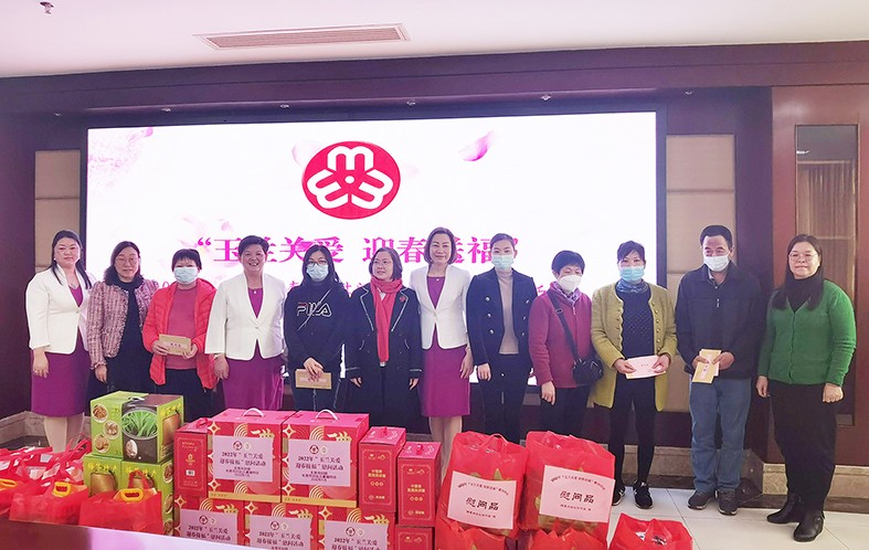 1月19日，東莞市婦聯(lián)及福利會(huì)組織開展了“玉蘭關(guān)愛、迎春送福——2022年春節(jié)慰問困難婦女兒童家庭”活動(dòng)，集團(tuán)培訓(xùn)中心主任劉淑芬代表我集團(tuán)參加了本次活動(dòng)，前往東莞市塘廈鎮(zhèn)、黃江鎮(zhèn)、樟木頭鎮(zhèn)，為17戶家
