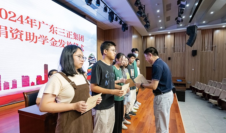 8月27日上午，我集團(tuán)2024年捐資助學(xué)金發(fā)放儀式在橋頭鎮(zhèn)中心小學(xué)舉行，董事長助理莫永康代表我集團(tuán)向21名受助學(xué)生發(fā)放了助學(xué)金。